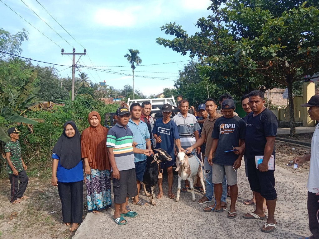 Penyerahan Bantuan Ternak Kambing kepada Warga Desa