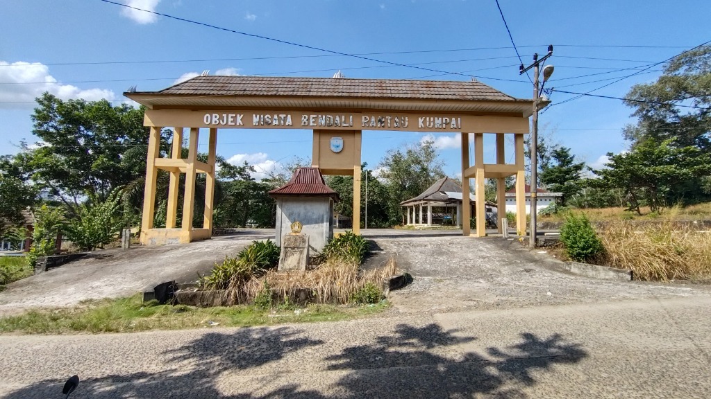 Gapura Objek Wisata Bendali Rantau Kumpai